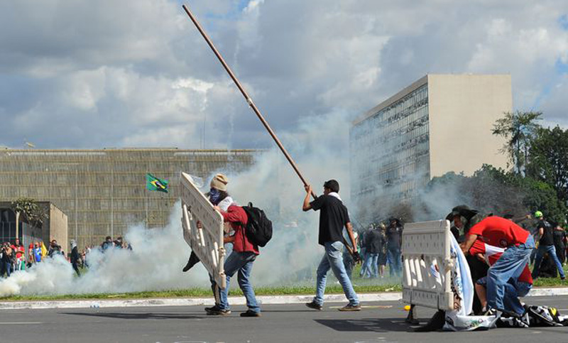 Brasil: incendian edificios públicos en protesta contra Temer