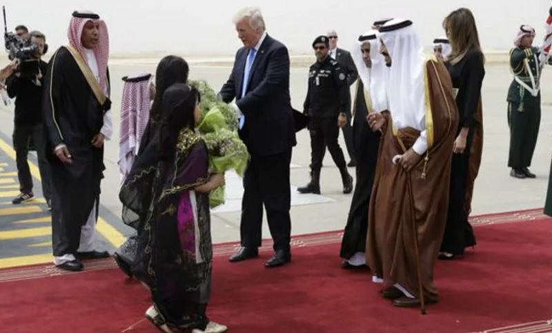 Trump llegó a Arabia Saudita en su primer viaje al exterior como presidente de EE.UU.