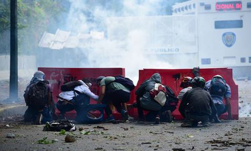 Venezuela: estudiantes chocan con policías en protestas contra Maduro