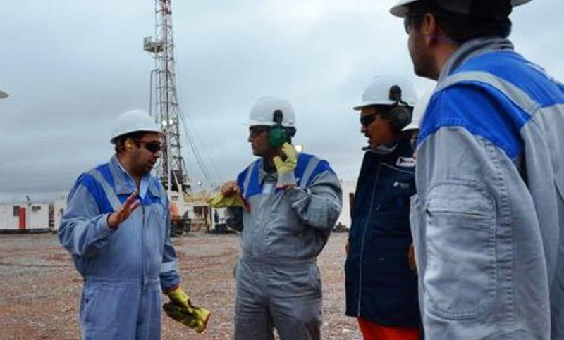 Continúan las negociaciones entre el gremio de los petroleros e YPF