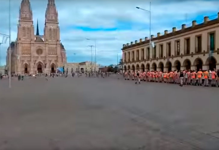Empezó la campaña: escracharon a Macri en Luján