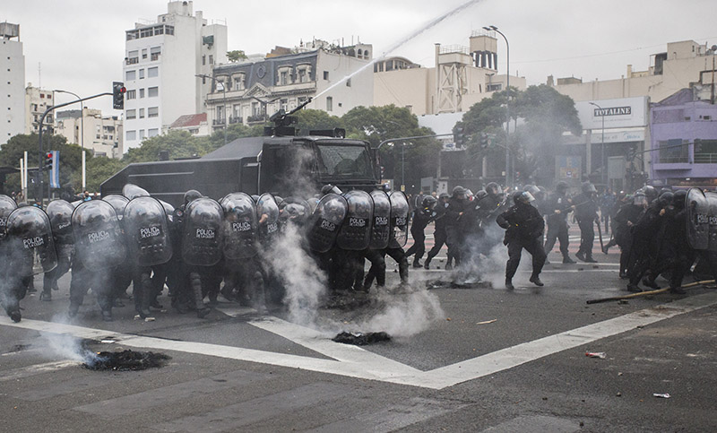 Reprimieron a manifestantes en la 9 de Julio: hubo heridos