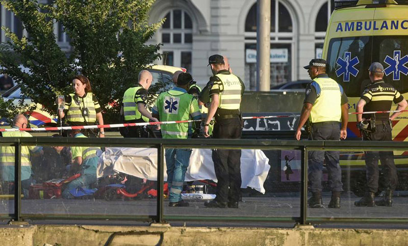 Amsterdam: ocho heridos por un hombre que los embistió con el auto