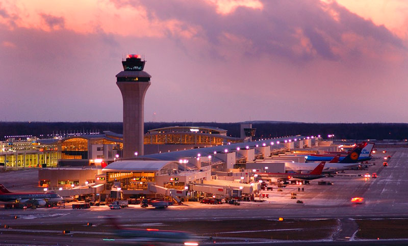 Evacuaron el aeropuerto de Michigan luego de que un policía fuera apuñalado