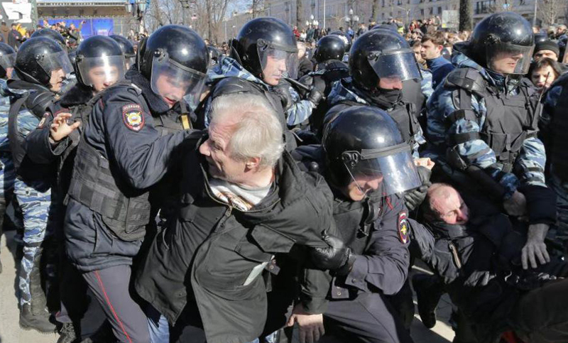 Miles de detenidos en Rusia en una marcha en contra del Gobierno de Putin