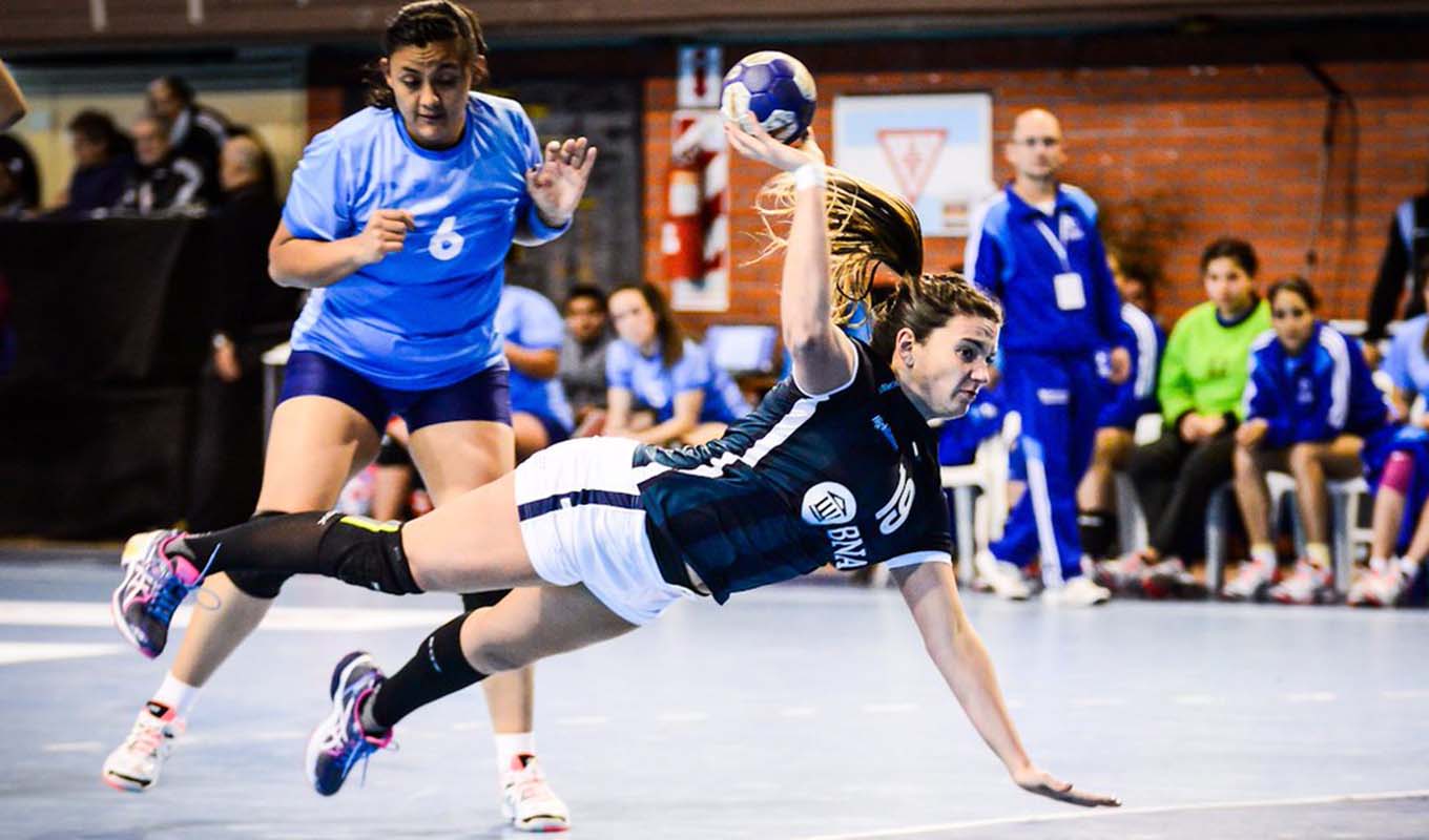Las selección femenina de handbol ganó con comodidad en el debut