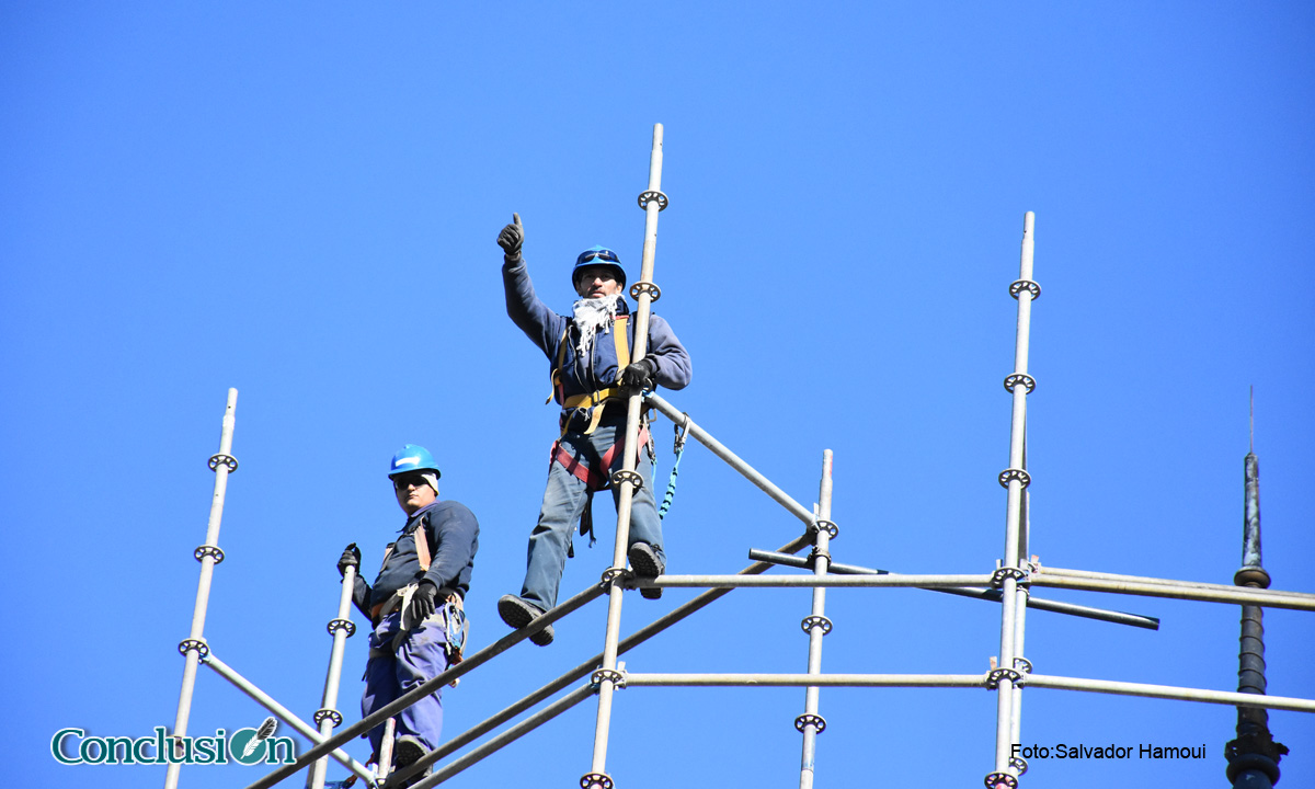 Sin temor a las alturas: así trabajan los obreros en la restauración del Concejo