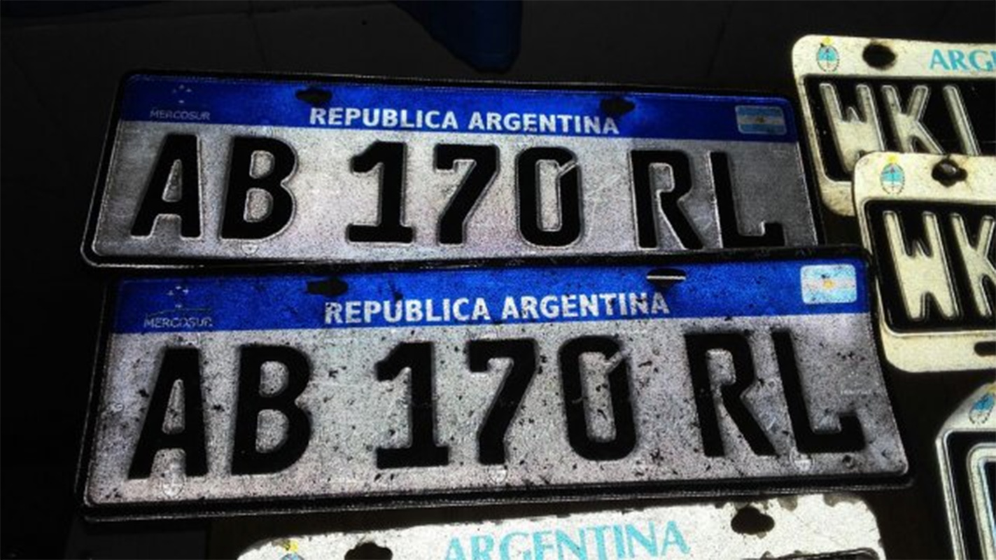 Encontraron patentes robadas en la puerta de la Gurruchaga
