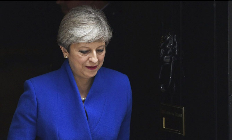 Theresa May da primeros pasos para formar gobierno, pese a revés electoral