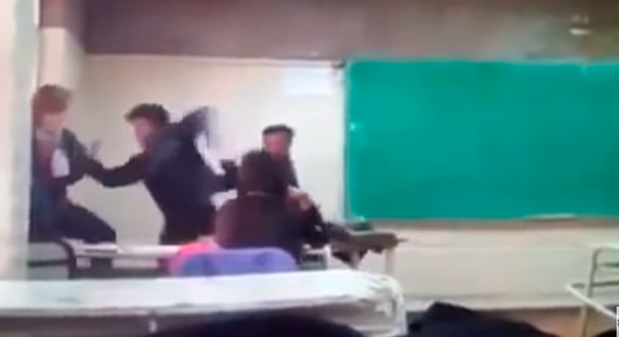 Una alumna golpeó a su docente y se virilizaron las imágenes