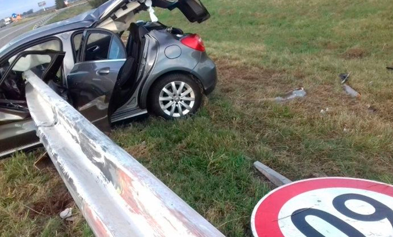 Un auto despistó y atravesó el guardarrail en la autopista Rosario-Buenos Aires