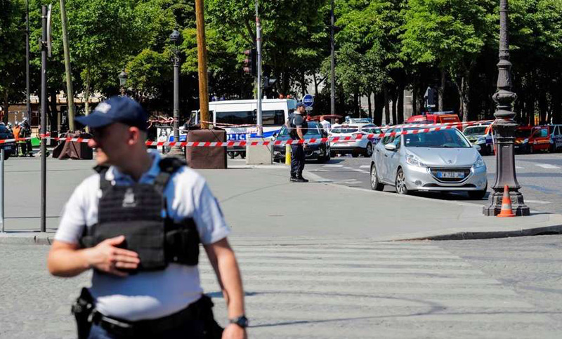 París: un hombre armado estrelló su auto contra un patrullero en los Campos Elíseos
