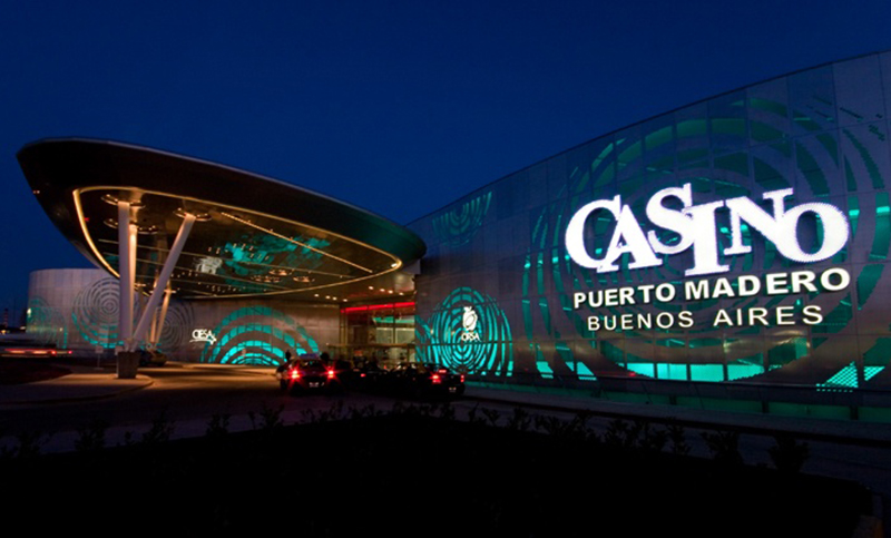 Allanamientos en casinos de Capital por presunta evasión y lavado de dinero