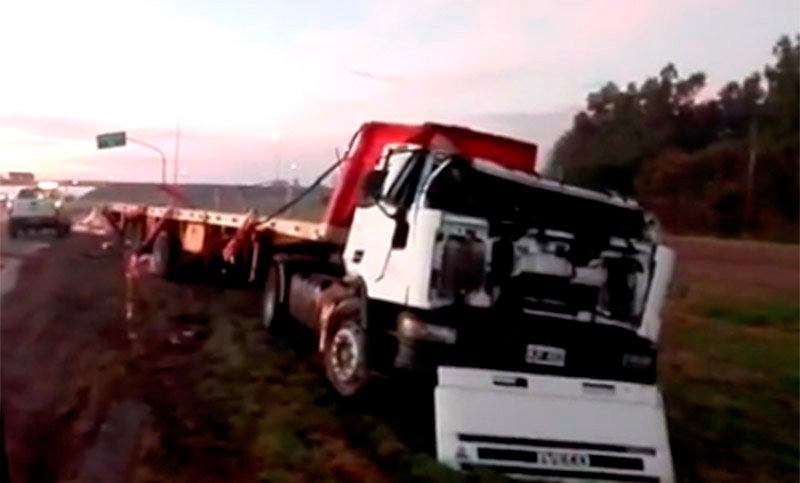 Volcó un camión en la ruta 9 y el conductor falleció en el acto