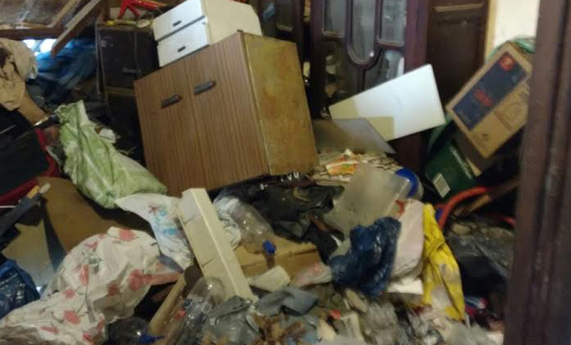 Retiran basura de casa cuyo dueño sufre síndrome de Diógenes