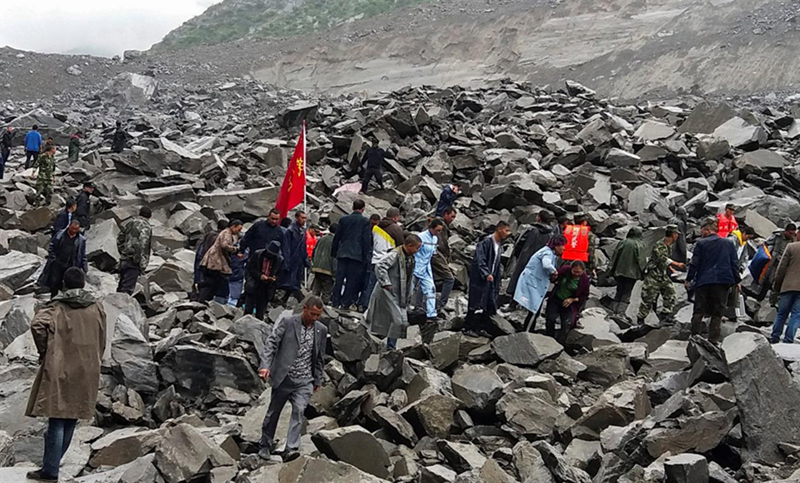 China: 100 personas quedaron sepultadas por el deslizamiento de un terreno