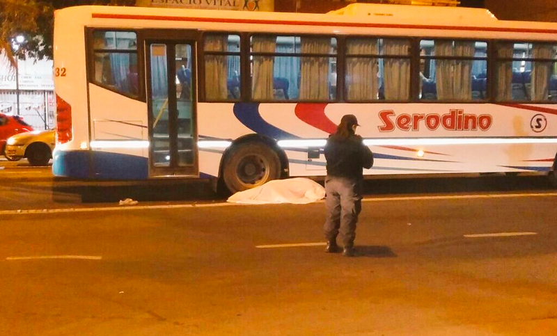 Un joven falleció al ser embestido por colectivo en Alberdi y Gorriti