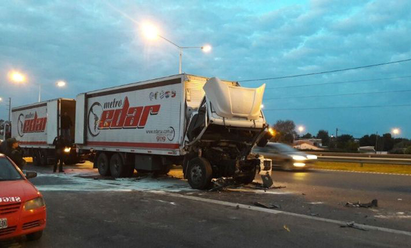 Impactante choque en Circunvalación dejó dos camioneros heridos