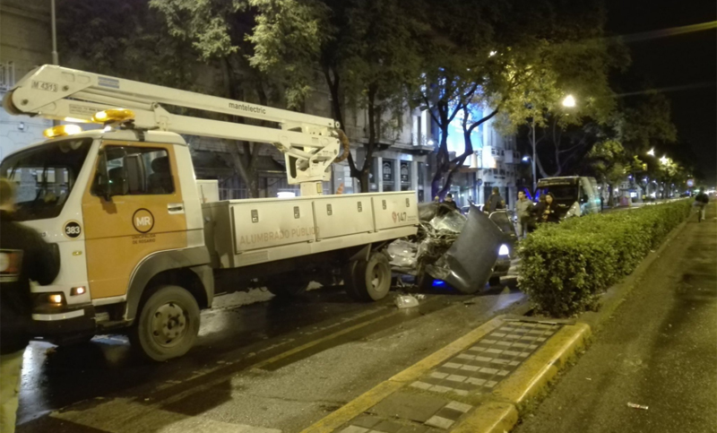 Un hombre murió tras chocar contra un camión de Alumbrado Público