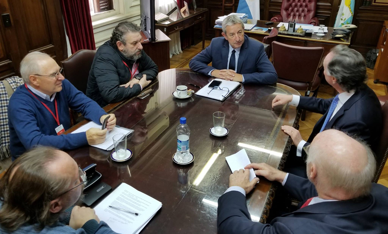 Julio Cobos se reunió con la Cámara de la Construcción y la Uocra