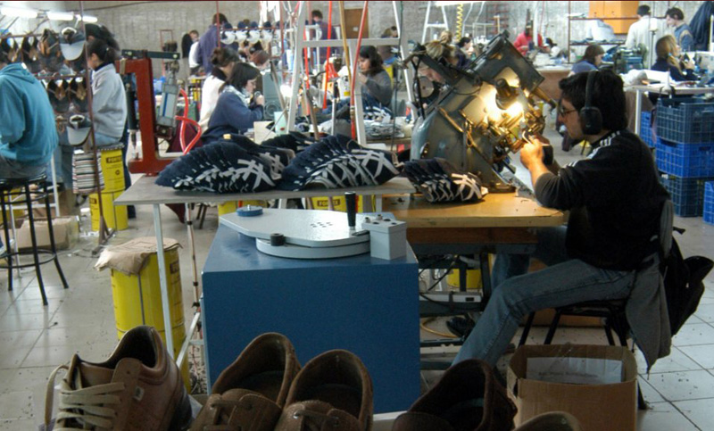 Temor por el futuro laboral en una fábrica de zapatillas