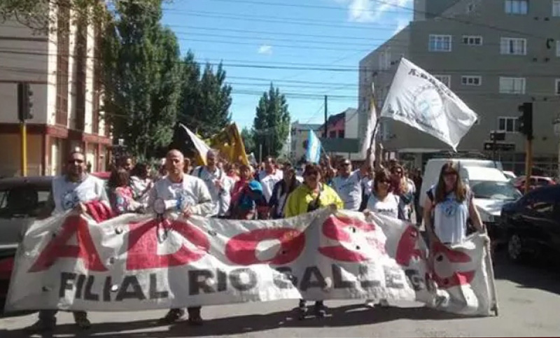 Santa Cruz: docentes acampan frente a Casa de Gobierno por salarios