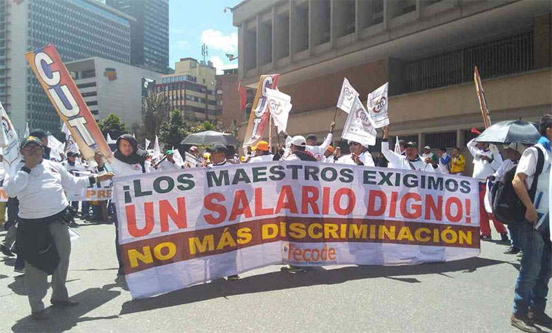 Casi un mes de paro docente en Colombia: marchas y tensión con el presidente Santos