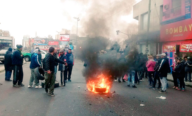 Vecinos de Lanús reclamaron enérgicamente ante Edesur