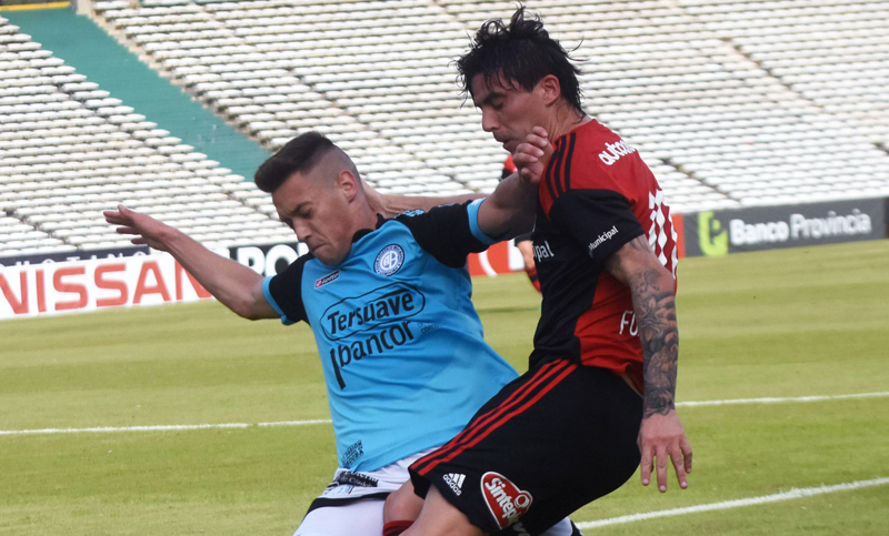 El Gato Formica, el único que intentó con la pelota en los pies
