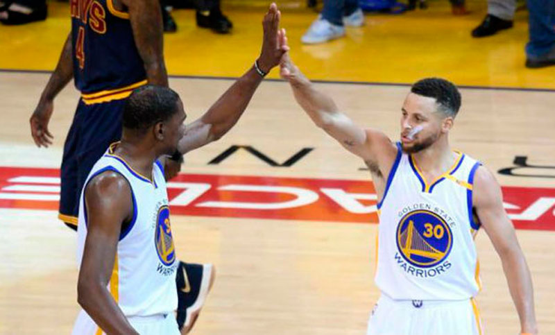 Durant y Warriors aplastan a Cavaliers en inicio de la Final NBA