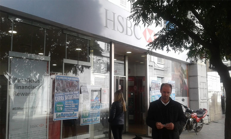Bancarios se movilizaron al banco HSBC y advierten que pueden profundizarse medidas
