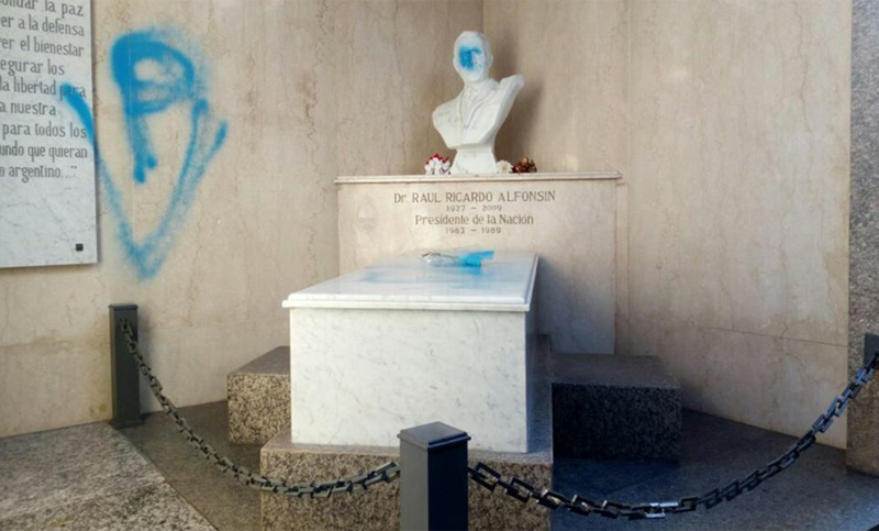 Profanaron el mausoleo de Raúl Alfonsín en el cementerio de la Recoleta