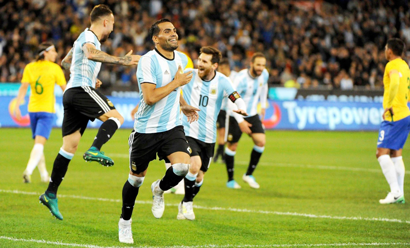 Argentina derrotó a Brasil en el debut de Sampaoli, con gol de Mercado