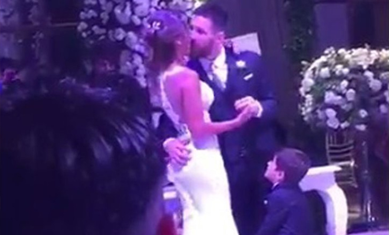 El primer beso de Leo Messi y Antonela Rocuzzo como esposos