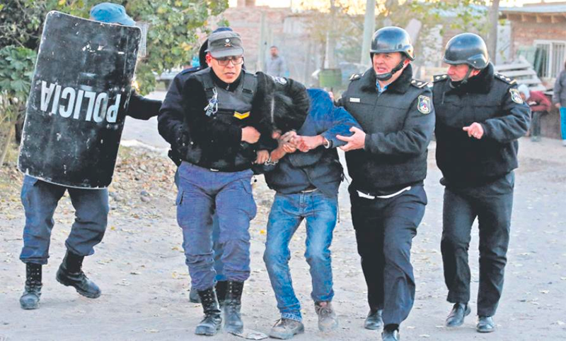 Violenta represión en Neuquén a familias que reclamaban soluciones habitacionales