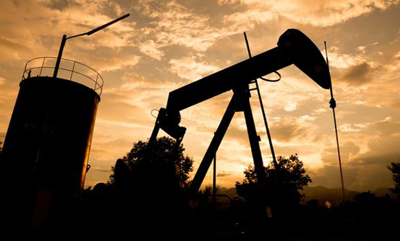 Los precios mundiales del petróleo caen a un nivel muy bajo