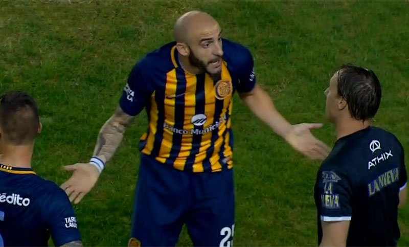 La expulsión de Pinola encendió la polémica y calentó el partido