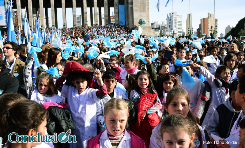 El celeste y blanco copó el Monumento con los niños como protagonistas