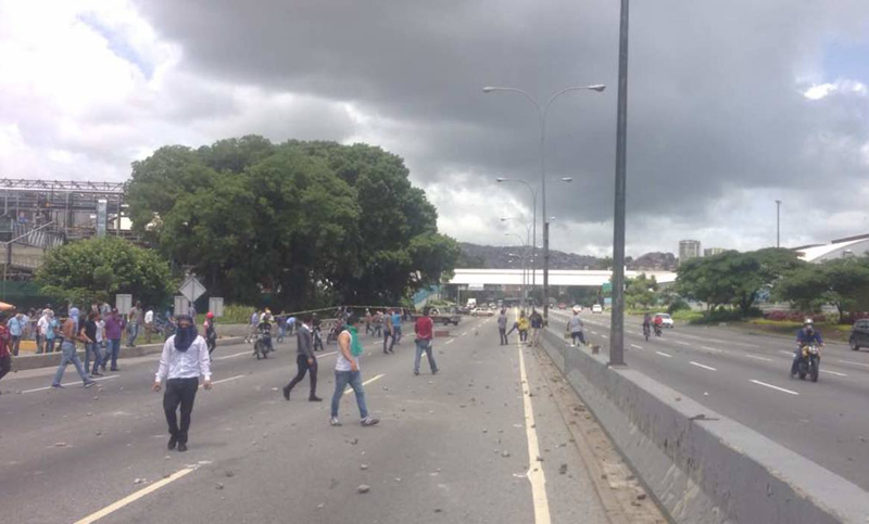 Venezuela: cientos de opositores trancan calles contra Maduro