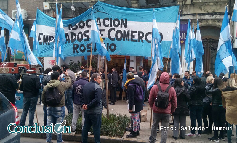 Protesta frente a supermercado céntrico por maltratos y empleos en negro