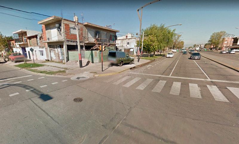 Quisieron robarle la moto y le dispararon en ambas piernas