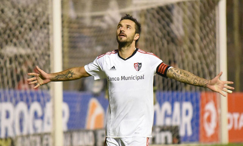Scocco, el más destacado: fue demasiado para una pobre defensa
