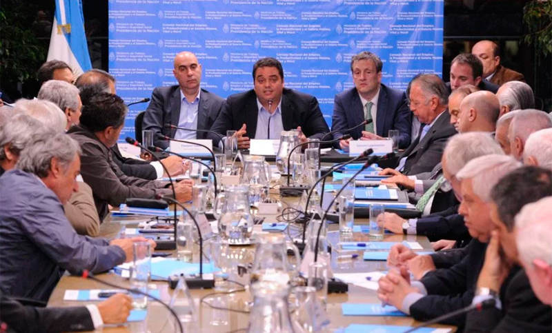 El Gobierno fijó por decreto el salario mínimo en 10 mil pesos recién en 2018