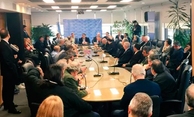 Gobierno propuso aumentar 21,6% el salario mínimo y gremios lo rechazaron