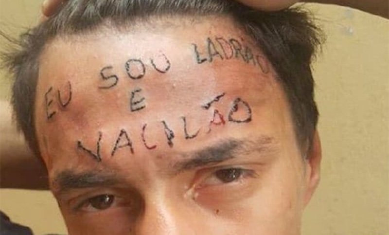 Quiso robarle a un tatuador y le marcaron la frente como venganza