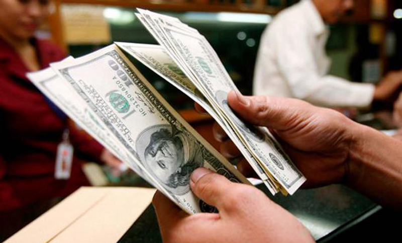 El dólar frenó su marcha: bajó ocho centavos con respecto al viernes