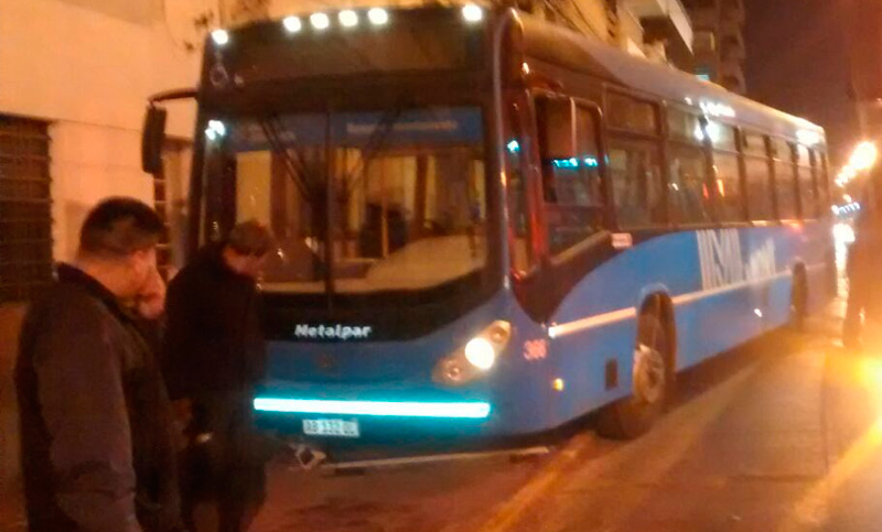 Un colectivero discutió con un pasajero, sufrió un infarto y chocó con una columna