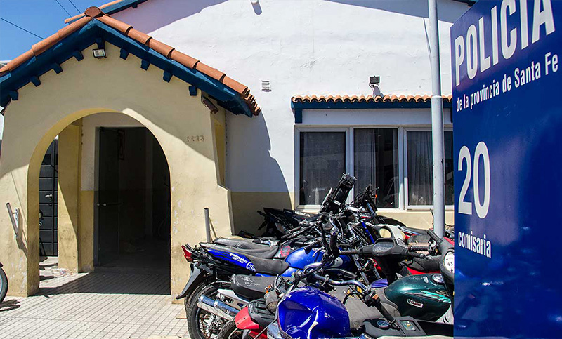 Lo detuvieron por exhibiciones obscenas a niños y le rompieron el puesto de praliné