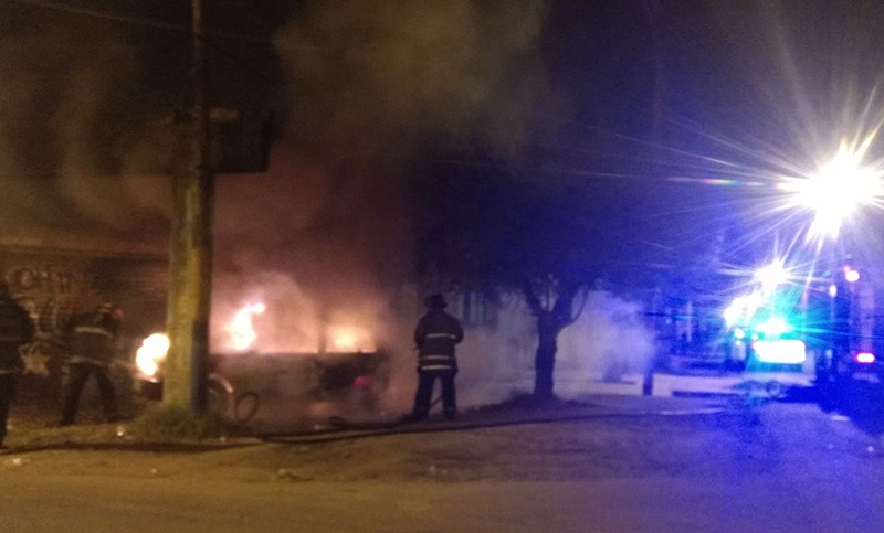 Quemacoches incendiaron un auto en la zona sur de la ciudad