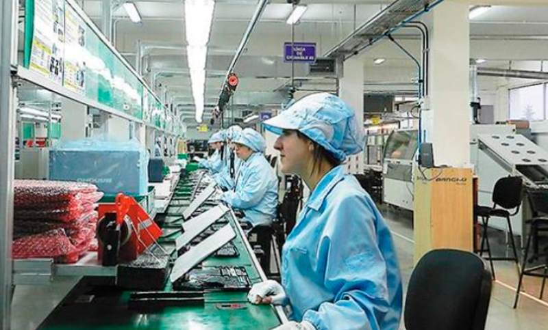 Tras quita de arancel, una sola empresa que fabrica notebooks en el país
